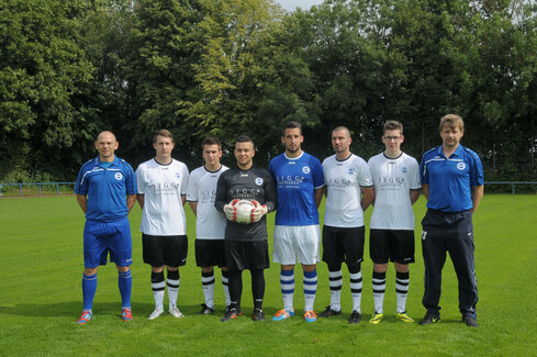 Die Neuzugänge von links: Trainer Hans Kloos, Christian Reutter, Mike Sester, Muhammed Top, Maximilian Maier, Xheladin Hasani, Christian Henning, Spielausschussvorsitzender Christian Dura