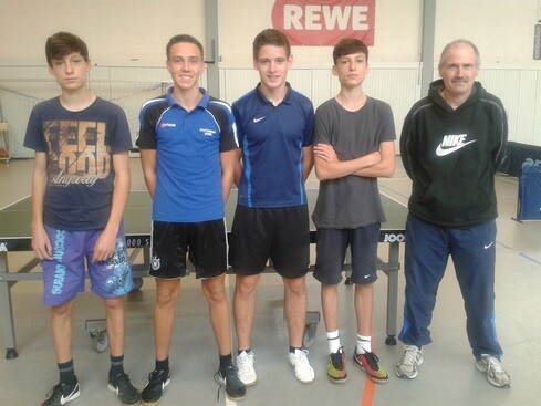 Jungen I von links nach rechts: Yunus Kücük, Dominik König, Fabio Schönbroich, Deniz Kücük und Bernd Schaub 
